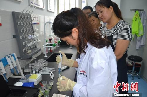 資料圖：工作人員根據(jù)消費者要求現(xiàn)場檢驗，共筑食品安全。<a target='_blank' ><p  align=