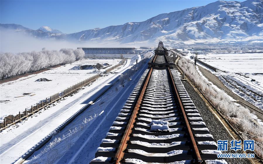 (新華全媒頭條·圖文互動(dòng))(13)風(fēng)正一帆懸——以習(xí)近平同志為核心的黨中央治國(guó)理政一年間