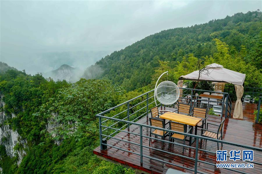 (在習(xí)近平新時(shí)代中國(guó)特色社會(huì)主義思想指引下——新時(shí)代新作為新篇章·鄉(xiāng)村振興戰(zhàn)略·圖文互動(dòng))(2)掙脫“富饒的貧困”——一個(gè)西部貧困區(qū)縣綠色發(fā)展之變