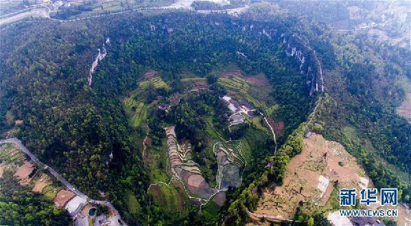 (在習(xí)近平新時(shí)代中國(guó)特色社會(huì)主義思想指引下——新時(shí)代新作為新篇章·鄉(xiāng)村振興戰(zhàn)略·圖文互動(dòng))(6)掙脫“富饒的貧困”——一個(gè)西部貧困區(qū)縣綠色發(fā)展之變