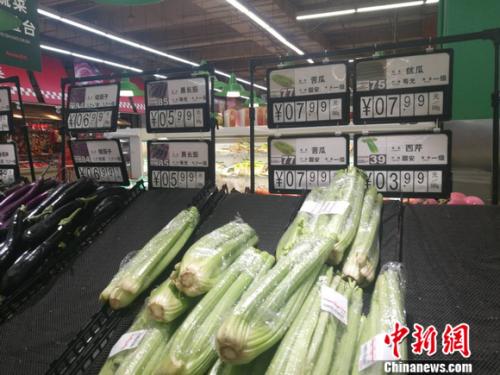 圖為超市里的蔬菜攤。正值晚間，一些菜已被人們買空。 謝藝觀 攝