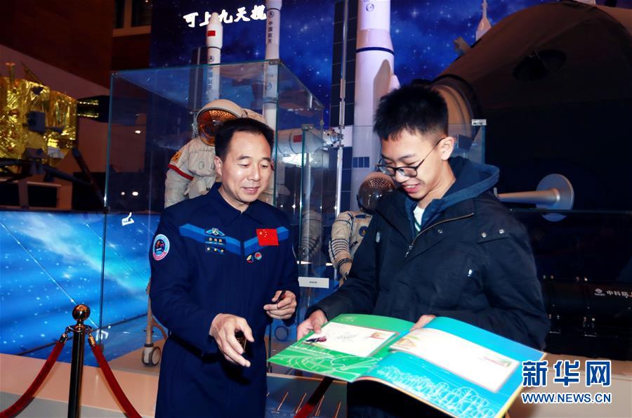 (圖文互動(dòng))(1)“偉大的變革——慶祝改革開放40周年大型展覽”迎來寒假參觀熱潮 現(xiàn)場(chǎng)觀眾人數(shù)突破300萬