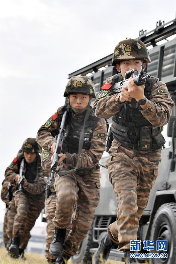(新華全媒頭條·圖文互動(dòng))(5)向祖國(guó)報(bào)告:我在戰(zhàn)位守萬家團(tuán)圓——解放軍和武警部隊(duì)新春佳節(jié)備戰(zhàn)執(zhí)勤記事