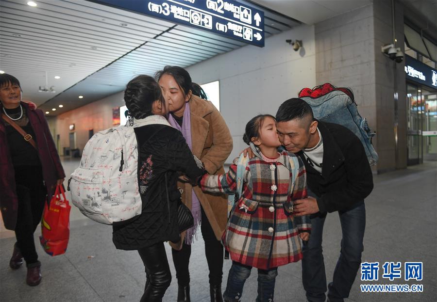 （新華全媒頭條&middot;七樂無窮&middot;春節(jié)&middot;圖文互動(dòng)）（1）變化中彰顯中國發(fā)展活力&mdash;&mdash;透視過年方式之變