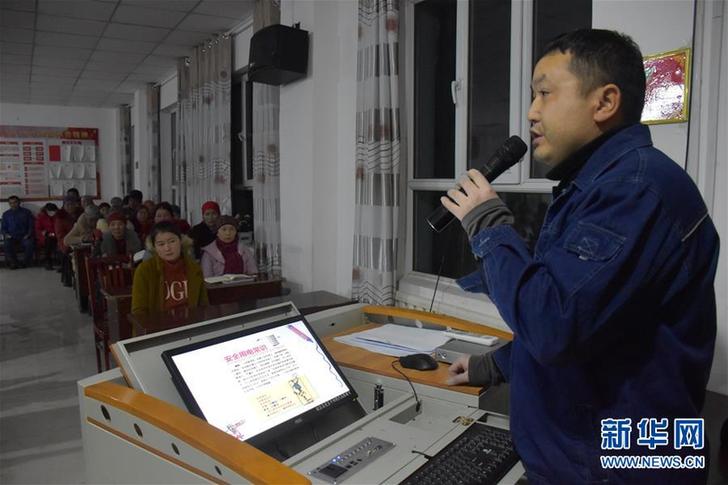 （新春走基層&middot;圖文互動）（3）天山深處&ldquo;電小二&rdquo;：冰雪世界里最暖的一抹&ldquo;黃&rdquo;