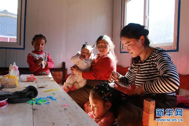 (圖文互動(dòng))(3)“這里過新年和往常一樣熱鬧”——西藏雅江堰塞湖受災(zāi)群眾安置點(diǎn)新春見聞