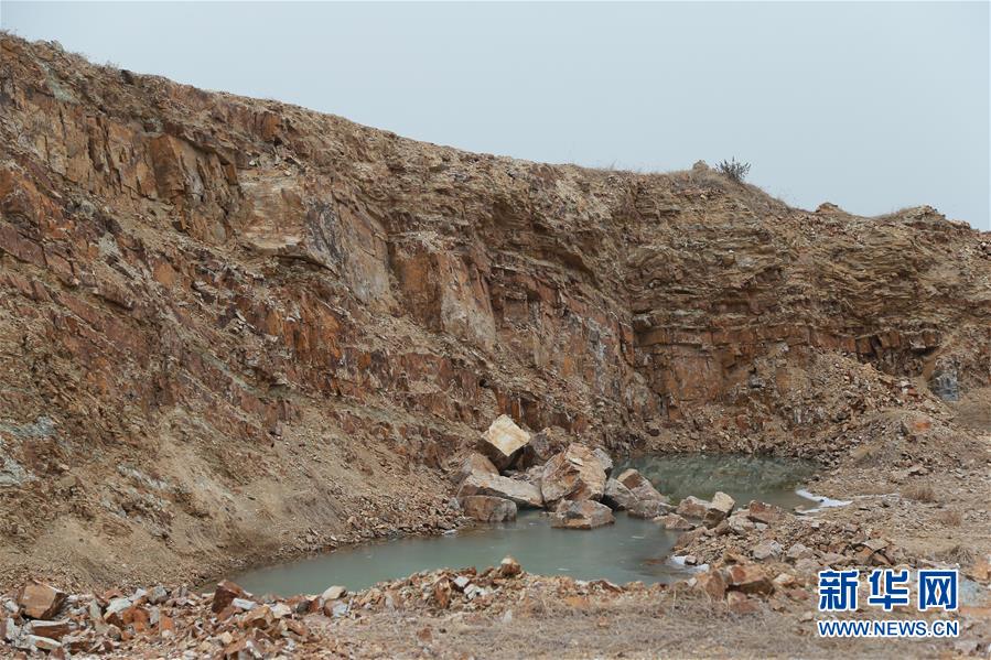 （新華視點&middot;圖文互動）（1）挖掘作業(yè)距漢墓中心僅20米，村民住房出現(xiàn)裂縫&hellip;&hellip;&ldquo;造地&rdquo;如何變挖山？