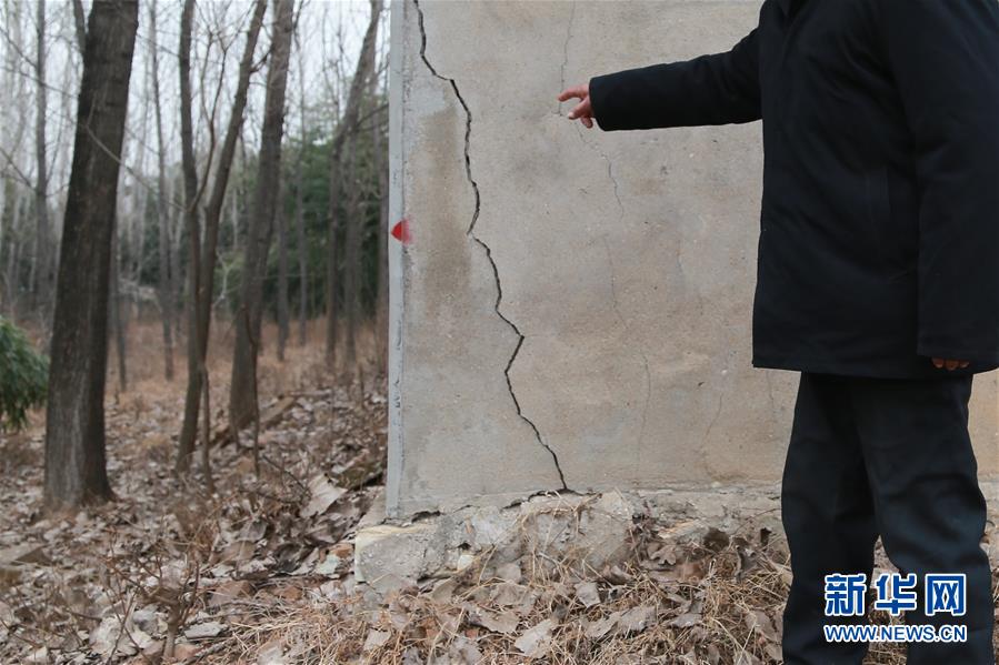 （新華視點&middot;圖文互動）（3）挖掘作業(yè)距漢墓中心僅20米，村民住房出現(xiàn)裂縫&hellip;&hellip;&ldquo;造地&rdquo;如何變挖山？