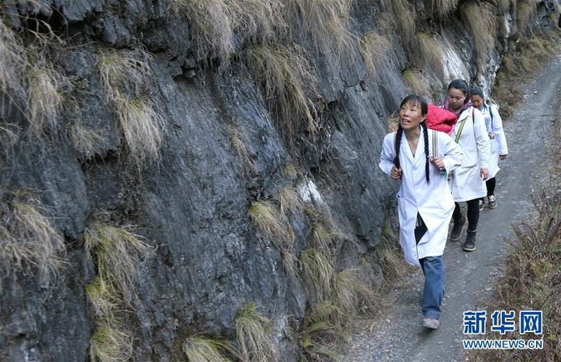 (新華全媒頭條·圖文互動(dòng))(1)大峽谷里的“背簍醫(yī)生”