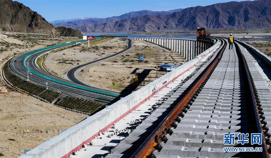 （兩會(huì)前夕看落實(shí)&middot;圖文互動(dòng)）（3）格?；ㄩ_ 幸福路寬&mdash;&mdash;西藏落實(shí)習(xí)近平總書記全國兩會(huì)重要講話精神紀(jì)實(shí)