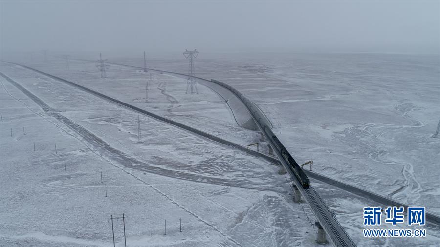 (新華全媒頭條·圖文互動)(1)他們是比鋼鐵還硬的漢子——天路之巔看不見的“軌枕”