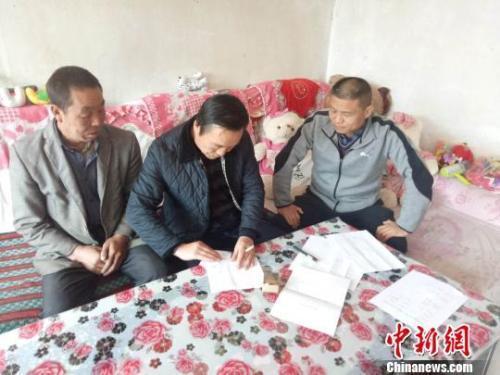 資料圖：圖為扶貧隊(duì)伍進(jìn)貧困戶(hù)里，給貧困戶(hù)宣講政策。　鐘欣 攝