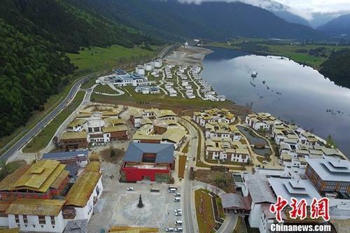 資料圖：初夏的西藏林芝魯朗小鎮(zhèn)美輪美奐。<a target='_blank' ><p  align=
