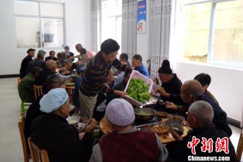 資料圖：社會福利中心吃飯的老人們。徐學練 攝。