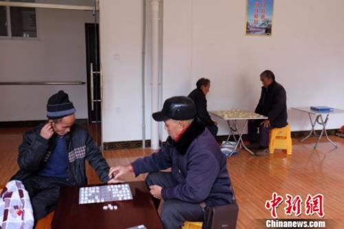 資料圖：老人們在下棋。徐學練 攝。
