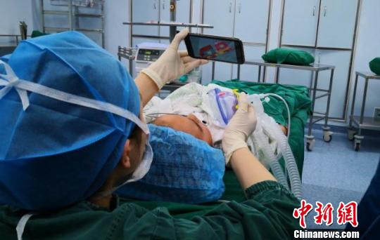 手術(shù)室里的&ldquo;臨時爸媽&rdquo;：游戲和安撫減輕孩子恐懼感