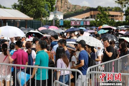 資料圖：游客排隊(duì)等待安檢。殷立勤 攝