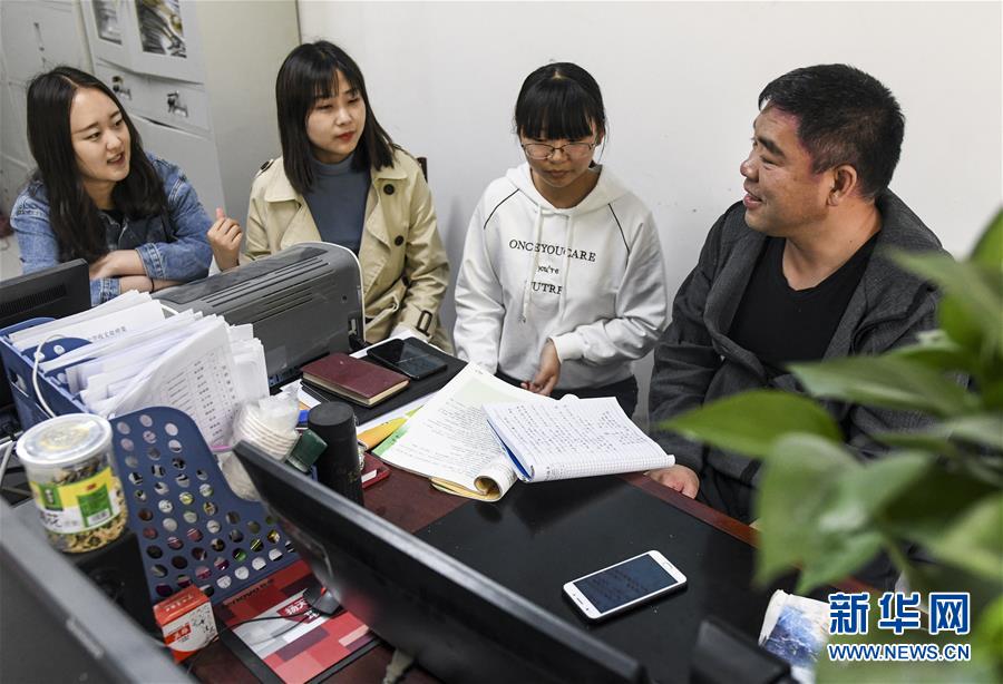 （新華全媒頭條&middot;圖文互動）（7）大漠小城的別樣青春&mdash;&mdash;記內(nèi)地青年學子扎根新疆且末教書育人