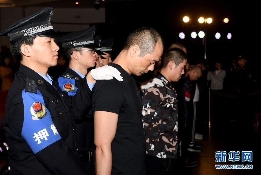 (新華全媒頭條·圖文互動)(2)擔(dān)負(fù)起護航新時代中國特色社會主義的崇高使命——黨的十八大以來公安工作述評