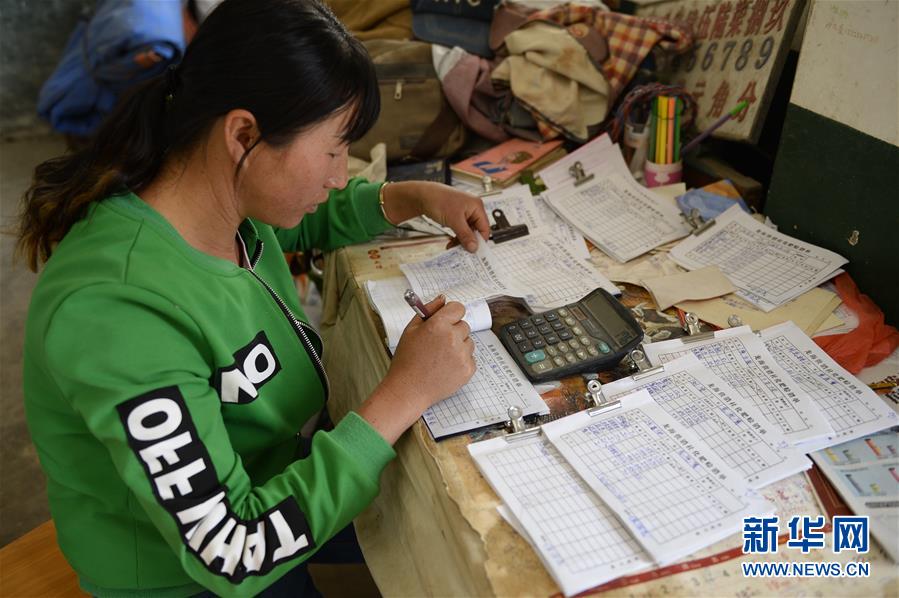 （在習(xí)近平新時(shí)代中國(guó)特色社會(huì)主義思想指引下&mdash;&mdash;新時(shí)代新作為新篇章&middot;圖文互動(dòng)）（4）云南省陸良縣：農(nóng)民給供銷社打&ldquo;白條&rdquo; 