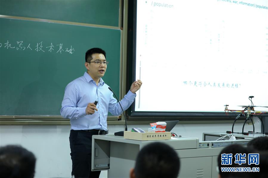 （圖文互動(dòng)）（1）心懷藍(lán)天　逐夢(mèng)云霄&mdash;&mdash;記天津大學(xué)教授、一飛智控創(chuàng)始人齊俊桐