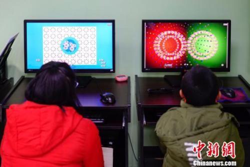 資料圖：圖為兩名兒童檢查視力。賀俊怡 攝