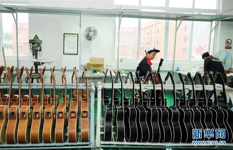 (在習近平新時代中國特色社會主義思想指引下——新時代新作為新篇章·圖文互動)(2)貴州正安:吉他奏響發(fā)展“神曲”