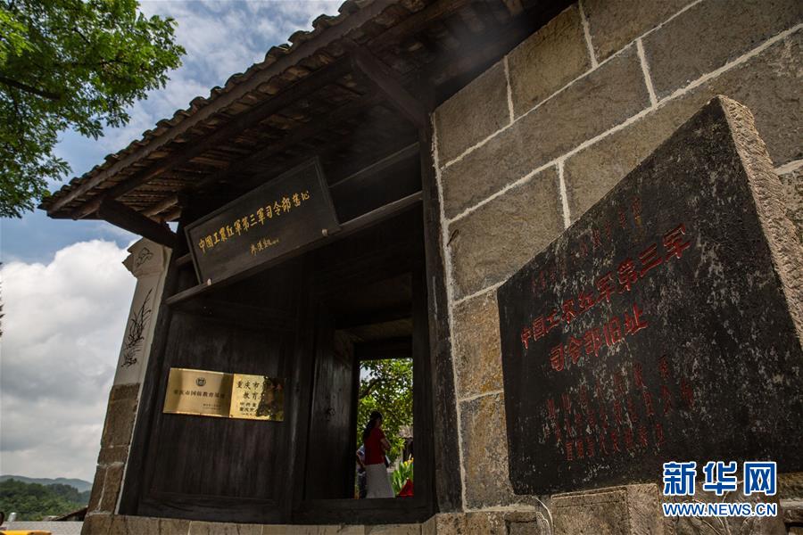 （壯麗70年&middot;奮斗新時代&mdash;&mdash;記者再走長征路&middot;圖文互動）（1）手捧棉被憶紅軍：走了那么多年，我們都念他們的好