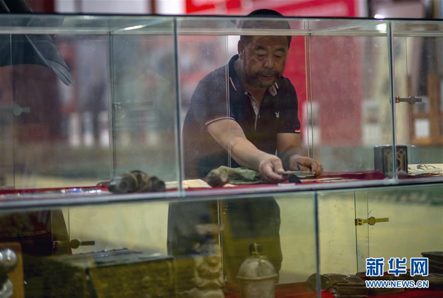 (壯麗70年·奮斗新時(shí)代——記者再走長征路·圖文互動)(1)赤子心紅色情——潘庭宏的紅色收藏之路