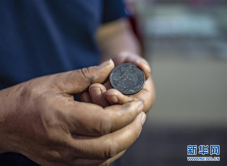 (壯麗70年·奮斗新時(shí)代——記者再走長征路·圖文互動)(4)赤子心紅色情——潘庭宏的紅色收藏之路