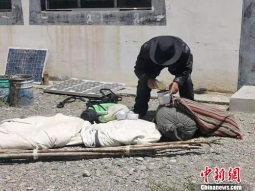 圖為黨確桑布展示以前巡邊時要帶的東西。 謝藝觀 攝