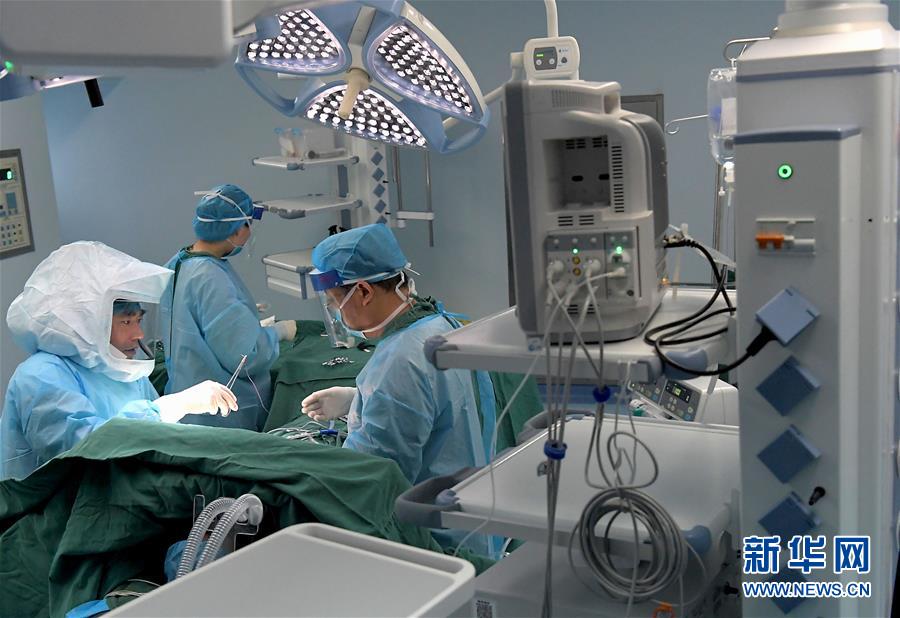 (中國(guó)網(wǎng)事·感動(dòng)2019·圖文互動(dòng))(2)為艾滋病患者主刀的醫(yī)生馮秀嶺:每個(gè)生命都值得尊重