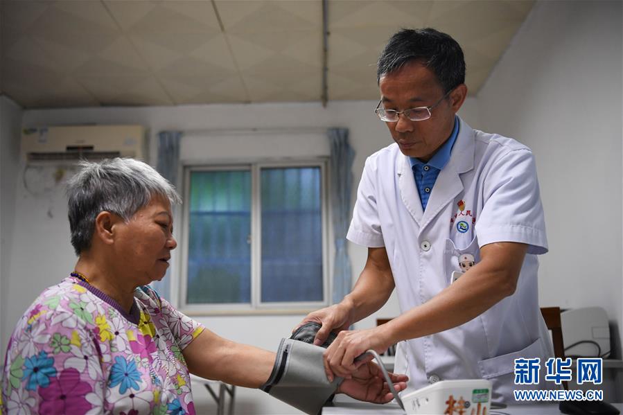 (新華全媒頭條·圖文互動)(3)伶仃洋邊“守門”人——記堅守海島32年的黨員醫(yī)生王桂湘