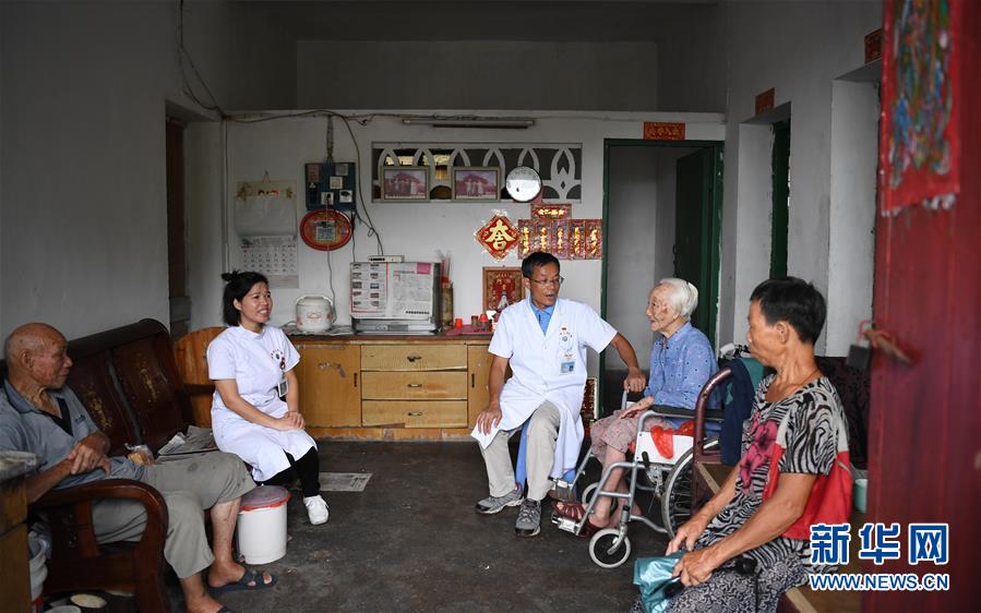 (新華全媒頭條·圖文互動)(7)伶仃洋邊“守門”人——記堅守海島32年的黨員醫(yī)生王桂湘