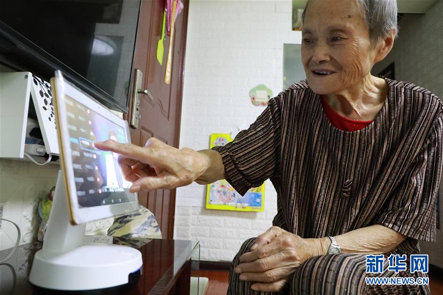 （在習(xí)近平新時(shí)代中國(guó)特色社會(huì)主義思想指引下&mdash;&mdash;新時(shí)代新作為新篇章&middot;總書記關(guān)心的百姓身邊事）（1）養(yǎng)老院新&ldquo;風(fēng)景&rdquo;：大愛(ài)扮美夕陽(yáng)紅