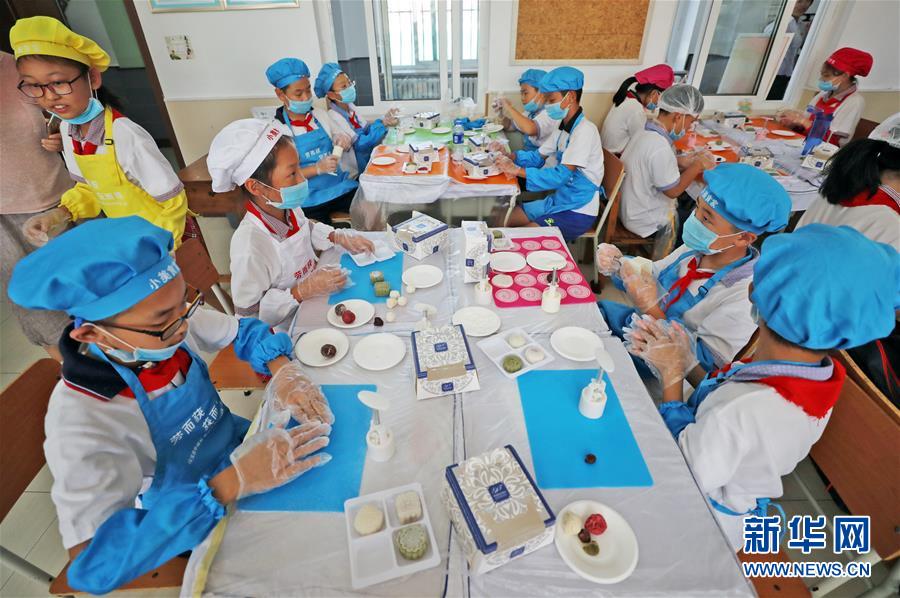 （在習(xí)近平新時(shí)代中國特色社會主義思想指引下&mdash;&mdash;新時(shí)代新作為新篇章&middot;總書記關(guān)心的百姓身邊事&middot;圖文互動）（1）&ldquo;媽媽第一次吃到我做的菜時(shí)高興得哭了&rdquo;&mdash;&mdash;中國孩子在勞動教育中健康成長