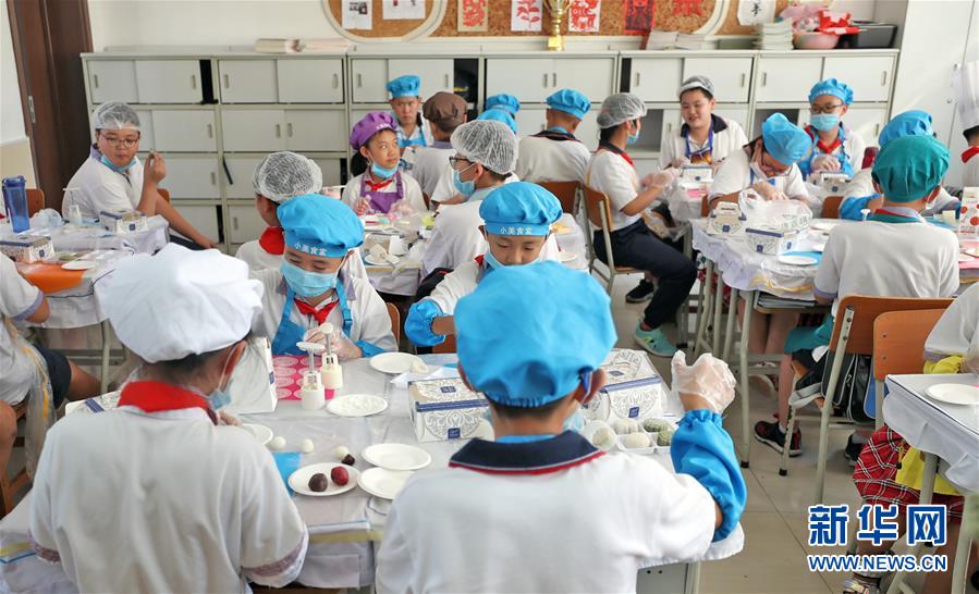 （在習(xí)近平新時(shí)代中國特色社會主義思想指引下&mdash;&mdash;新時(shí)代新作為新篇章&middot;總書記關(guān)心的百姓身邊事&middot;圖文互動）（2）&ldquo;媽媽第一次吃到我做的菜時(shí)高興得哭了&rdquo;&mdash;&mdash;中國孩子在勞動教育中健康成長