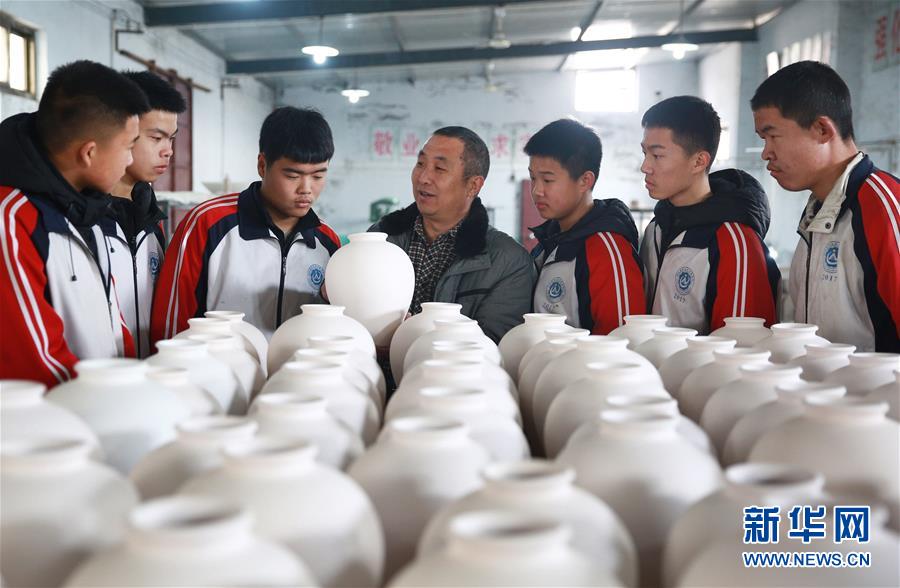 (壯麗70年·奮斗新時代——共和國發(fā)展成就巡禮·圖文互動)(3)優(yōu)先發(fā)展 奠基未來——共和國教育事業(yè)發(fā)展成就巡禮