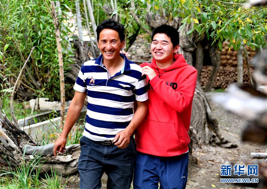 （在習(xí)近平新時(shí)代中國(guó)特色社會(huì)主義思想指引下&mdash;&mdash;新時(shí)代新作為新篇章&middot;總書記關(guān)心的百姓身邊事&middot;圖文互動(dòng))（3）&ldquo;我走進(jìn)大山，是為了讓你走出大山&rdquo;&mdash;&mdash;大學(xué)生支教故事