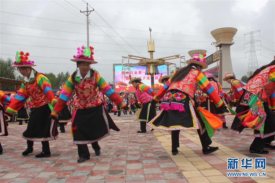 （集中連片特困地區(qū)貧困村調(diào)研行&middot;圖文互動）（2）搬下山天地寬　真脫貧笑開顏&mdash;&mdash;青?；ブ磷遄灾慰h班彥村脫貧調(diào)查 
