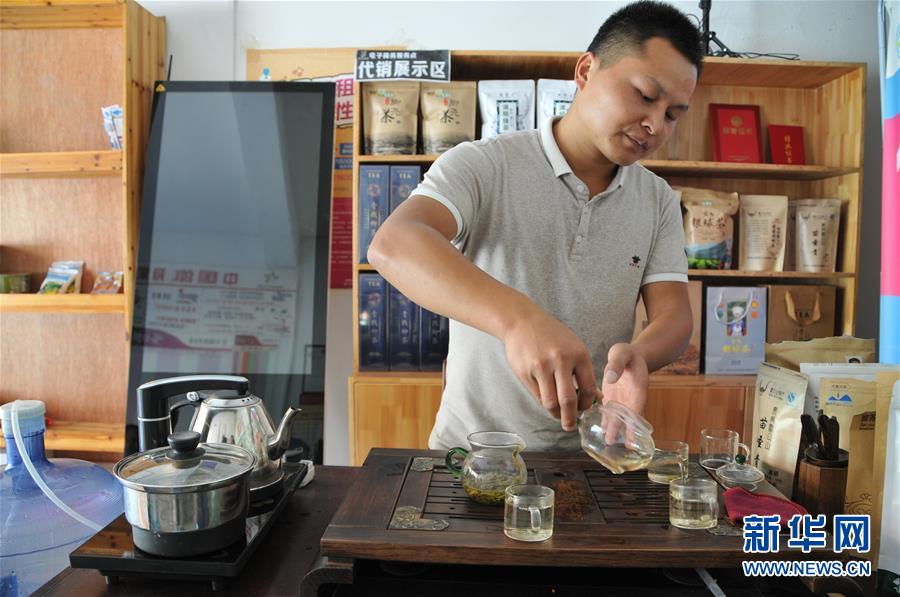 （在習近平新時代中國特色社會主義思想指引下&mdash;&mdash;新時代新作為新篇章&middot;總書記關心的百姓身邊事&middot;圖文互動）（2）手機成為&ldquo;新農(nóng)具&rdquo;　莊戶人變&ldquo;新店家&rdquo;&mdash;&mdash;農(nóng)村電商助力農(nóng)民豐收