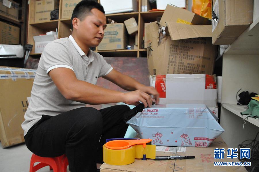 （在習近平新時代中國特色社會主義思想指引下&mdash;&mdash;新時代新作為新篇章&middot;總書記關心的百姓身邊事&middot;圖文互動）（3）手機成為&ldquo;新農(nóng)具&rdquo;　莊戶人變&ldquo;新店家&rdquo;&mdash;&mdash;農(nóng)村電商助力農(nóng)民豐收