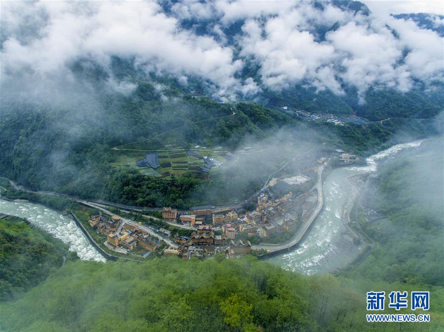 （新華全媒頭條&middot;圖文互動）（10）讓各民族手足相親守望相助&mdash;&mdash;以習(xí)近平同志為核心的黨中央關(guān)心少數(shù)民族和民族工作紀(jì)實(shí)