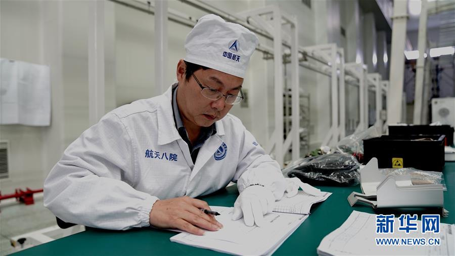 （德耀中華&middot;圖文互動）（2）王曙群：&ldquo;腳踏實地、仰望星空&rdquo;的大國工匠