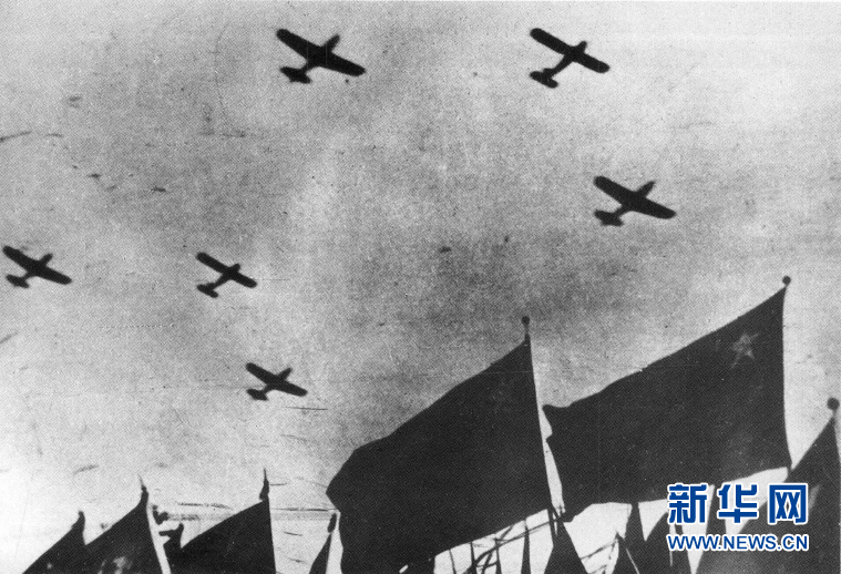 （新華全媒頭條&middot;人民空軍70年&middot;圖文互動）（1）陽光照耀奮飛的航程&mdash;&mdash;黨中央、中央軍委和習(xí)主席關(guān)心人民空軍建設(shè)發(fā)展紀(jì)實