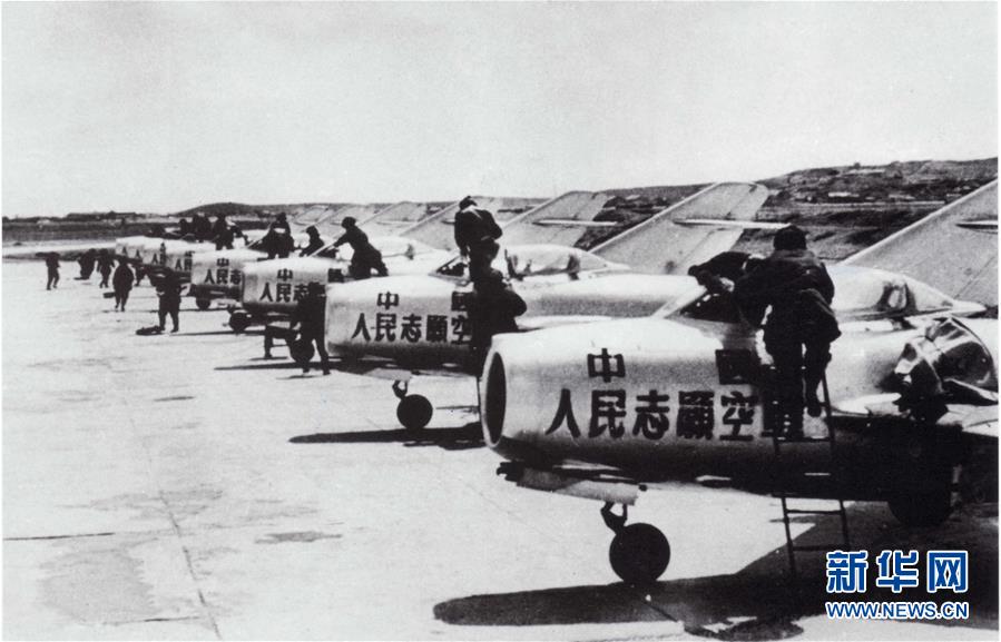 （新華全媒頭條&middot;人民空軍70年&middot;圖文互動）（3）陽光照耀奮飛的航程&mdash;&mdash;黨中央、中央軍委和習(xí)主席關(guān)心人民空軍建設(shè)發(fā)展紀(jì)實