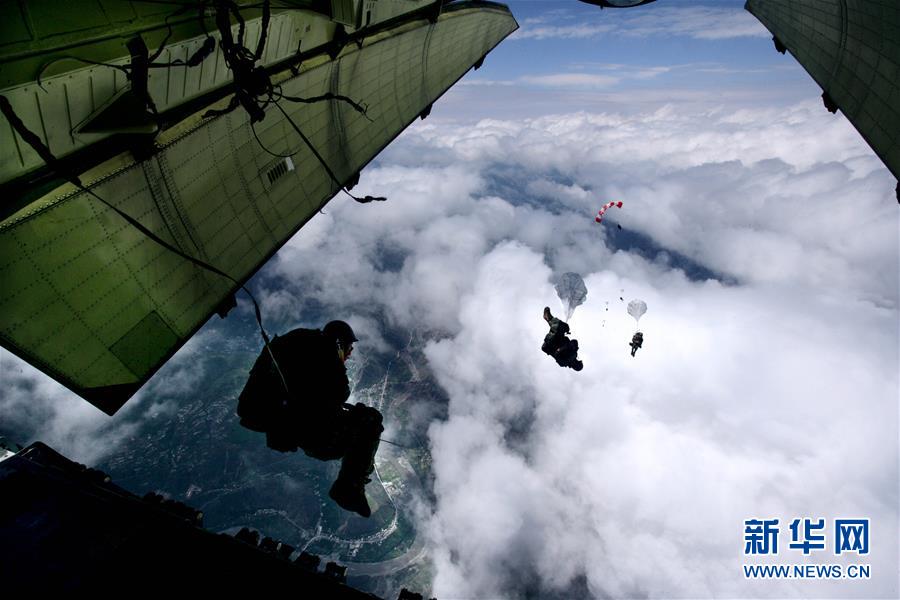 （新華全媒頭條&middot;人民空軍70年&middot;圖文互動）（12）陽光照耀奮飛的航程&mdash;&mdash;黨中央、中央軍委和習(xí)主席關(guān)心人民空軍建設(shè)發(fā)展紀(jì)實