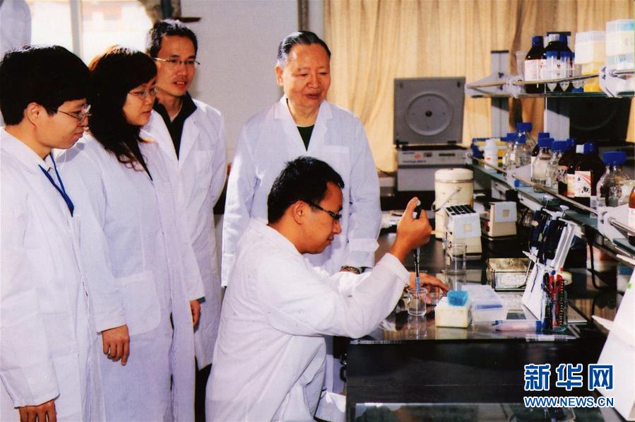 (新華全媒頭條·時(shí)代先鋒·圖文互動(dòng))(5)盧永根院士:赤誠抒寫“我和我的祖國”