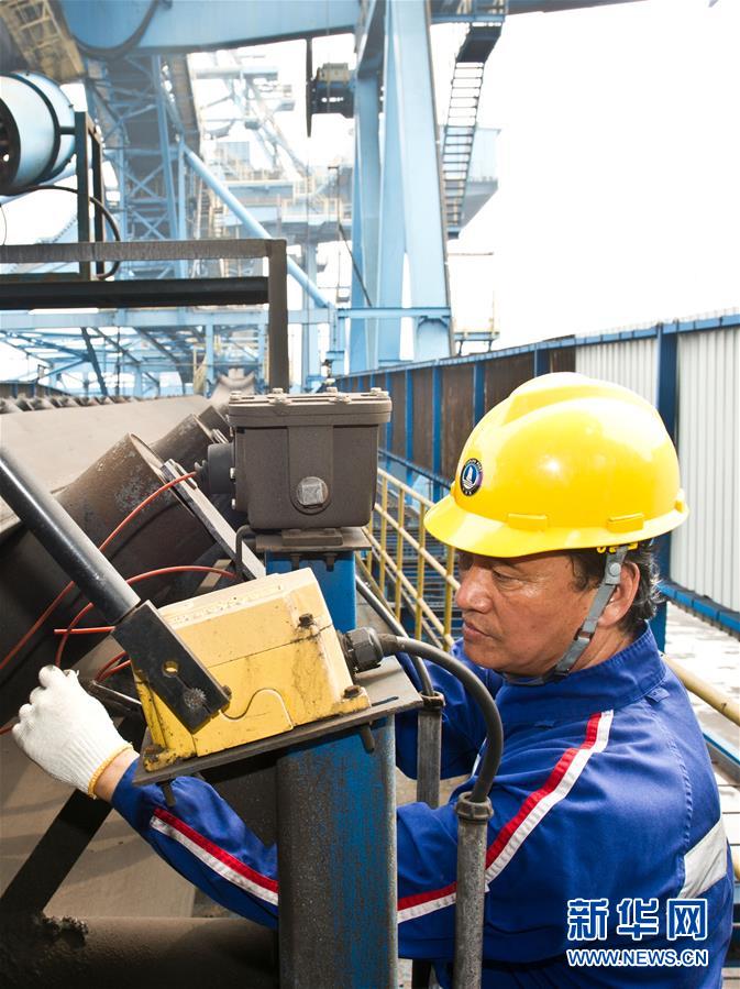 (愛國情 奮斗者·圖文互動(dòng))(1)錨定無悔奮進(jìn)的航向——記港口創(chuàng)新路上的“藍(lán)領(lǐng)專家”孔祥瑞