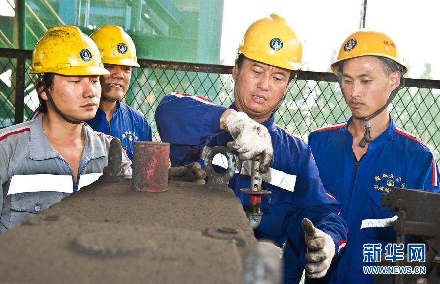 (愛國情 奮斗者·圖文互動(dòng))(2)錨定無悔奮進(jìn)的航向——記港口創(chuàng)新路上的“藍(lán)領(lǐng)專家”孔祥瑞